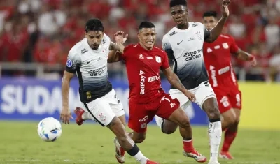 Cristian Barrios disputa la pelota con Mateuzinho, de Corinthians. 