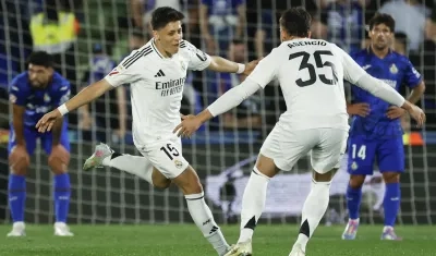 Arda Güler celebra su gol con Raúl Asencio. 
