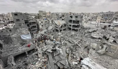 Al menos 23 personas murieron, entre ellos ocho mujeres y ocho niños.