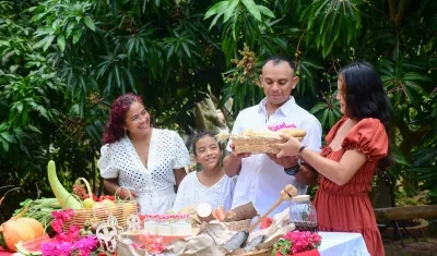 Familia atlanticense comparte alimentos. 