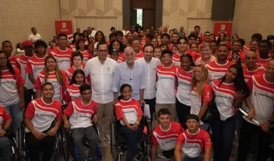 El gobernador Eduardo Verano con el grupo que hace parte del programa Atleta Apoyado. 