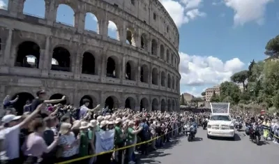 El cortejo fúnebre del Papa Francisco a su paso por el coliseo de Roma. 