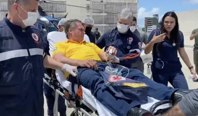 Jair Bolsonaro siendo trasladado en camilla.