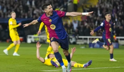 Robert Lewandowski celebra tras marcar el tercer gol del Barcelona. 