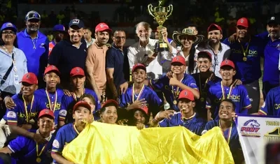 El gobernador Eduardo Verano con el trofeo y los integrantes de la Selección Colombia. 