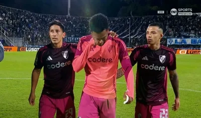 Miguel Borja abandona en medio de lágrimas y acompañado por Rodrigo Aliendo y Kevin Castaño. 