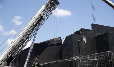Grúas trabajan en la discoteca Jet Set este martes, en Santo Domingo (República Dominicana).