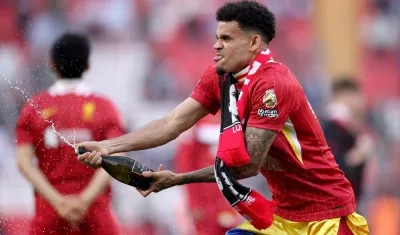 Luis Díaz celebrando el título de Premier League.