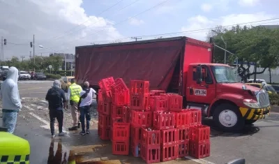 Camión de Coca Cola saqueado. 