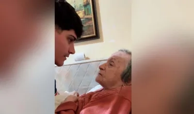 Gianluca Pugliese junto a su abuelita en la despedida. 