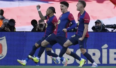 Raphinha, Pau Cubarsí y Dani Olmo celebran el gol del triunfo del Barcelona sobre el Celta. 