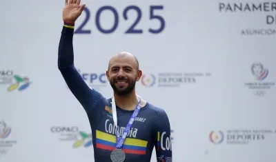 El ciclista colombiano Jordan Parra posa con la medalla de plata.