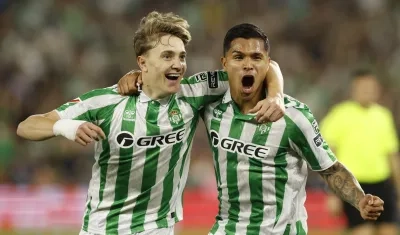 Jesús Rodríguez celebra con el colombiano 'Cucho' Hernández.