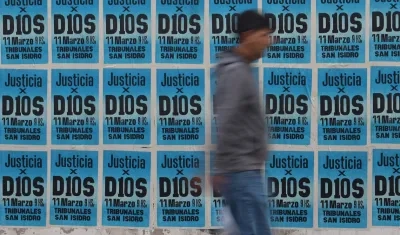 Carteles exigiendo justicia por Diego Maradona. 