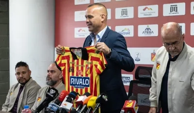Rafael Dudamel tras recibir la camiseta del Deportivo Pereira en su presentación oficial.