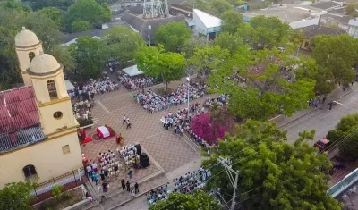 Se prohíbe la circulación y el parqueo de cualquier tipo de vehículo en los alrededores de las parroquias.