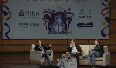 Los escritores Javier Cercas de España  y el colombiano Juan Gabriel Vásquez. 