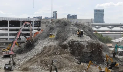 Escombros del edificio en obras que fue destruido en Bangkok por el terremoto.
