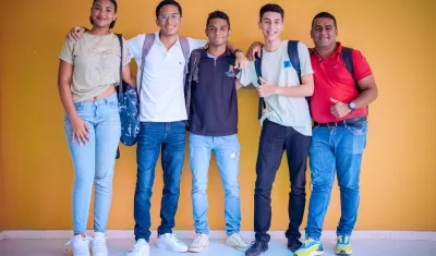 Grupo de estudiantes beneficiados. 