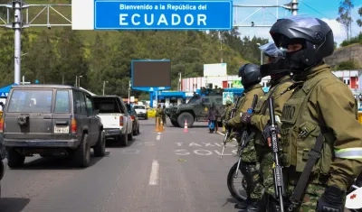 Militares ecuatorianos custodian este sábado la frontera norte en el puente internacional Rumichaca, en la provincia de Carchi (Ecuador).