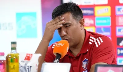César Farías, técnico del Junior, en la rueda de prensa. 
