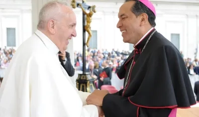 Monseñor Pablo Salas junto al Papa Francisco. 