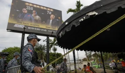 Policías vigilan el acceso a la discoteca Jet Set.