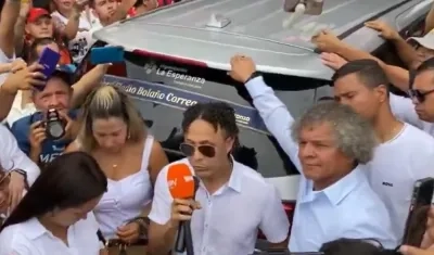 Óscar Bolaño, hermano de Jorge, al lado del féretro y del técnico Alberto Gamero. 