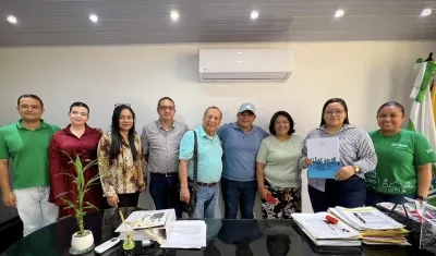 Autoridades municipales y del Gobierno nacional luego de la firma del acuerdo.