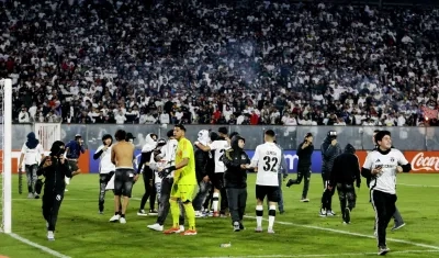Seguidores del Colo Colo durante la invasión de la cancha en el partido contra Fortaleza. 
