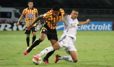 Jordan Barrera, quien fue inicialista con Junior, trata de impedir el avance de Jhon Largacha.