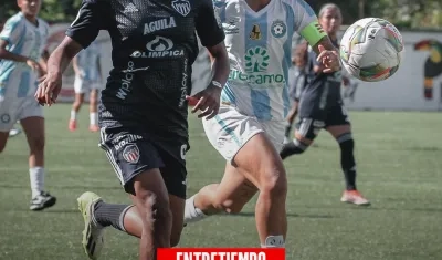 Obeida Mendoza, delantera del Junior femenino, avanza ante la marca de una rival.