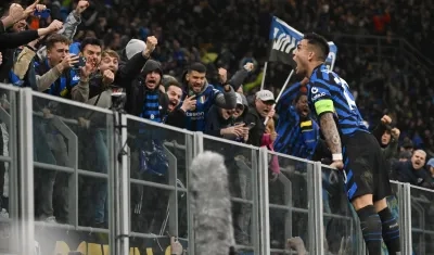 El argentino Lautaro Martínez celebra con la hinchada el gol del empate del Inter.