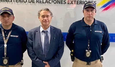 Carlos Lehder junto a miembros de Migración Colombia en su regreso al país.