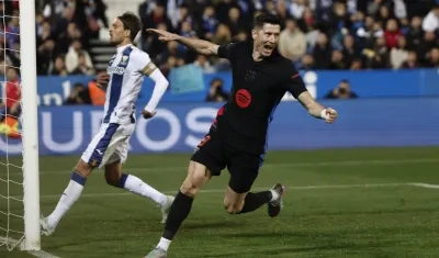 Robert Lewandowski celebra tras el gol en contra de Jorge Sáenz, del Leganés.