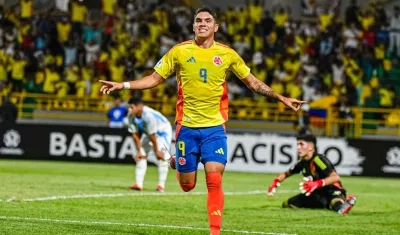 El delantero Santiago Londoño celebra el segundo gol de Colombia ante Argentina. 