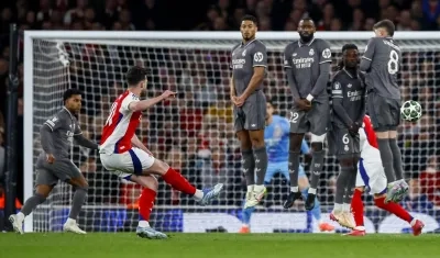 El impecable cobro de tiro libre de Declan Rice para el primer gol del Arsenal ante Real Madrid. 
