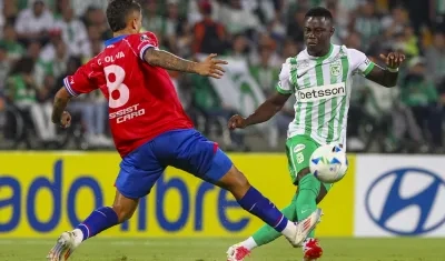 Marino Hinestroza durante el partido contra Nacional de Montevideo.
