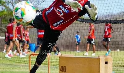 El uruguayo Santiago Mele, seguridad máxima en el pórtico del Junior. 