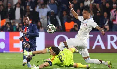 Nuno Mendes en la acción donde marcó el tercer gol del PSG.