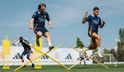 Luka Modric y Dani Ceballos, jugadores del Real Madrid, durante una práctica en Valdebebas.