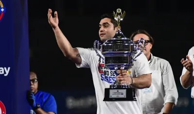 José Mosquera Crissón durante el festejo de su último título con Caimanes. 