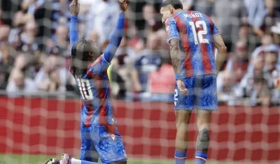 Daniel Muñoz se acerca a felicitar a Eberechi Eze, autor del primer gol del Crystal Palace.
