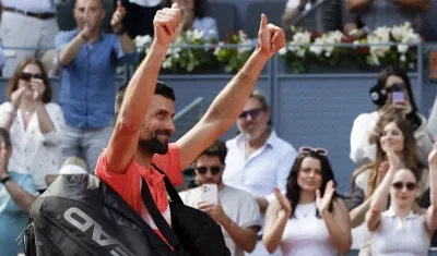 Novak Djokovic se despide del público de Madrid tras ser eliminado por el italiano Matteo Arnaldi.