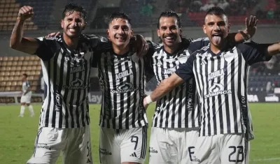 Daniel Rivera, Guillermo Paiva, Javier Báez y 'Titi' Rodríguez celebran el gol del empate 3-3 de Junior ante Pasto. 