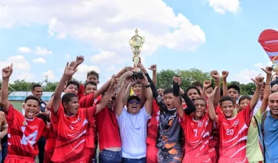Los integrantes de Palmar de Varela tras recibir el trofeo de campeón.