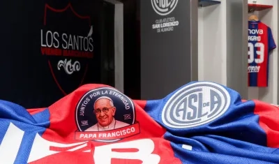 El parche con el rostro de Francisco que lucirá este sábado la camiseta de San Lorenzo. 