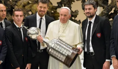 El Papa Francisco con la Copa Libertadoores ganada por San Lorenzo, en 2014.