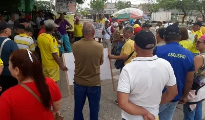 Aspecto del plantón a las afueras de la Clínica de la Policía.