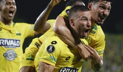 Luciano Pons festeja tras marcar el gol del empate del Bucaramanga ante Fortaleza. 